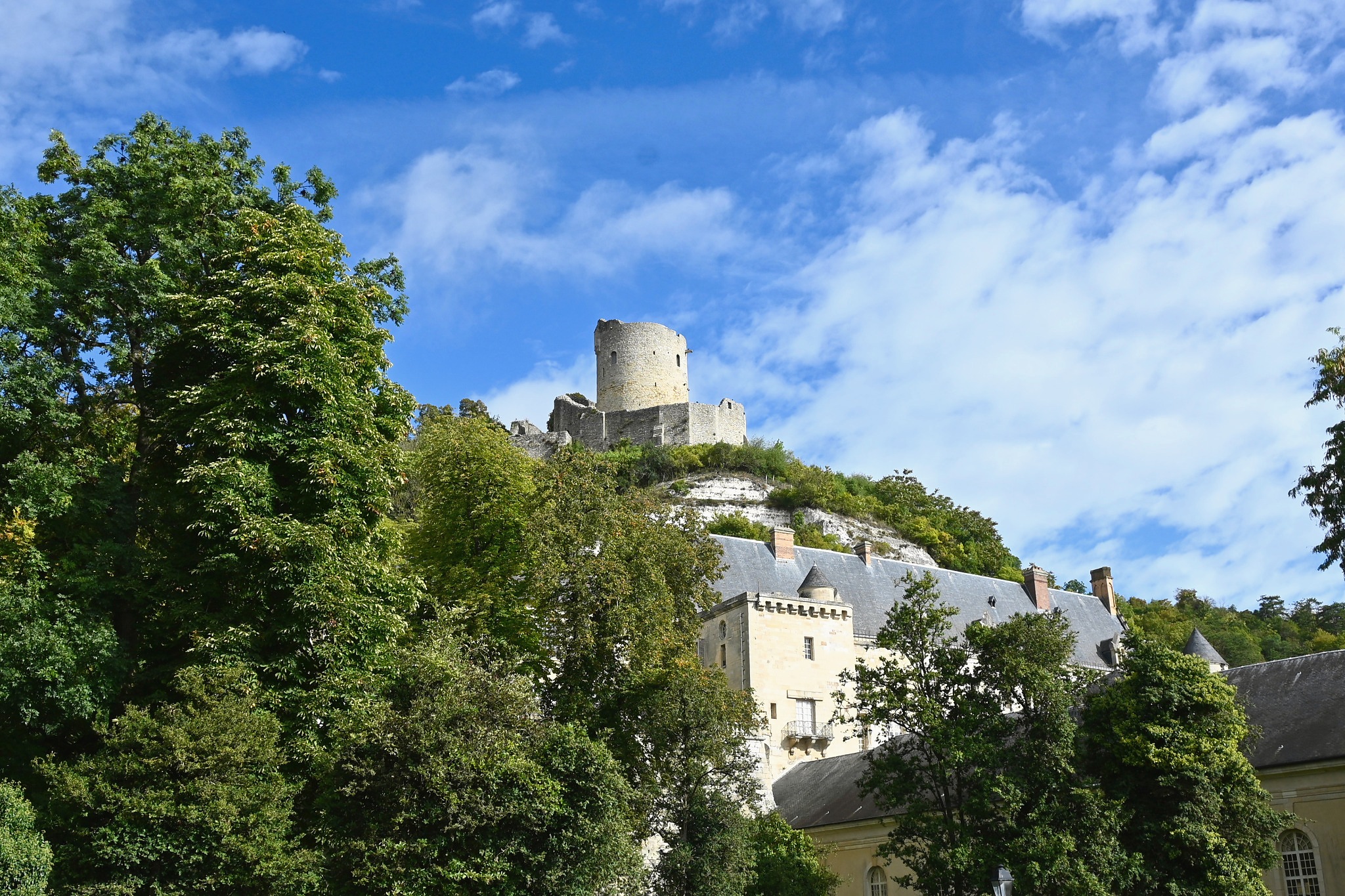 Le château de La Roche-Guyon au-dessus du village