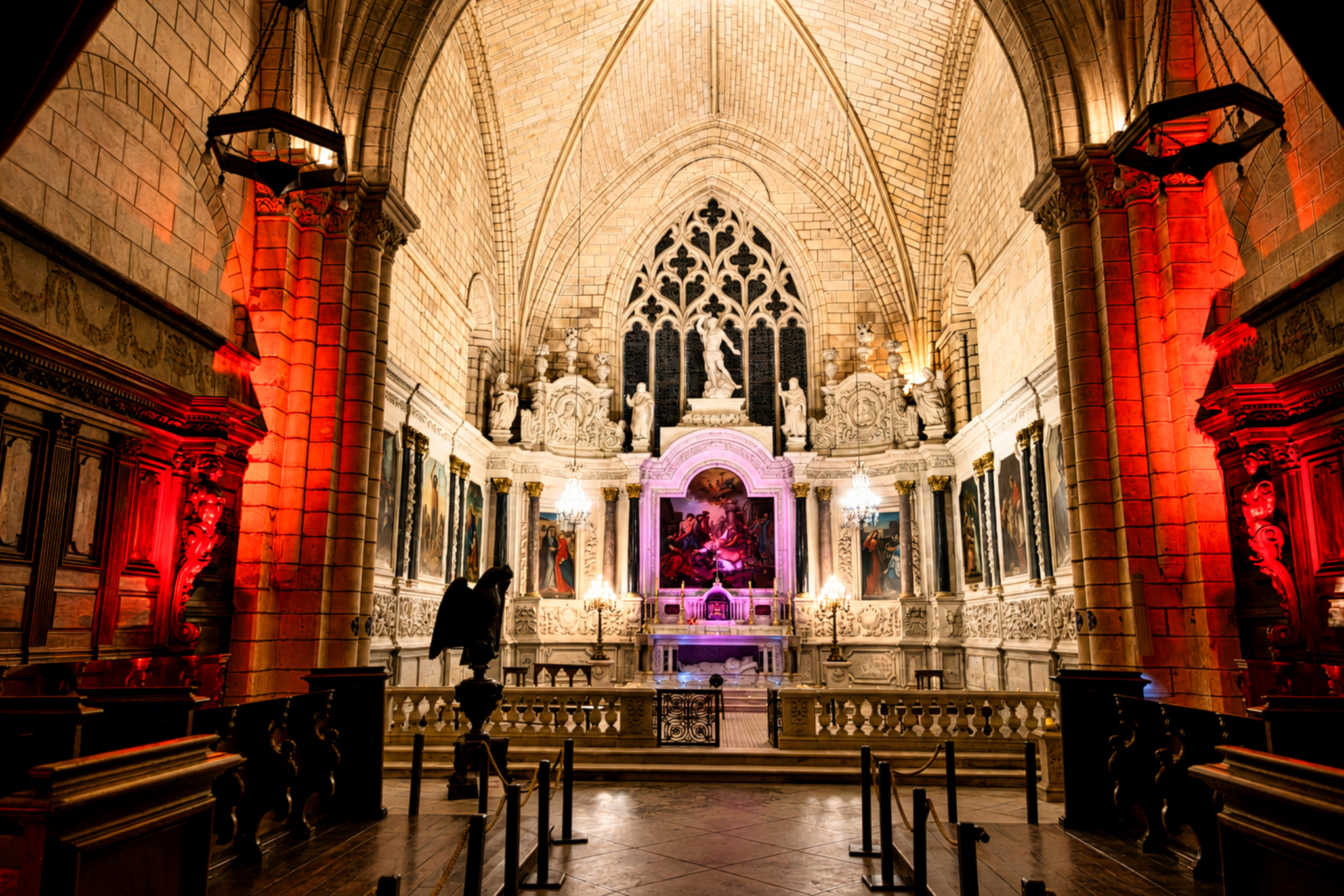 Abbatiale de Bassac illuminée, nef et autel