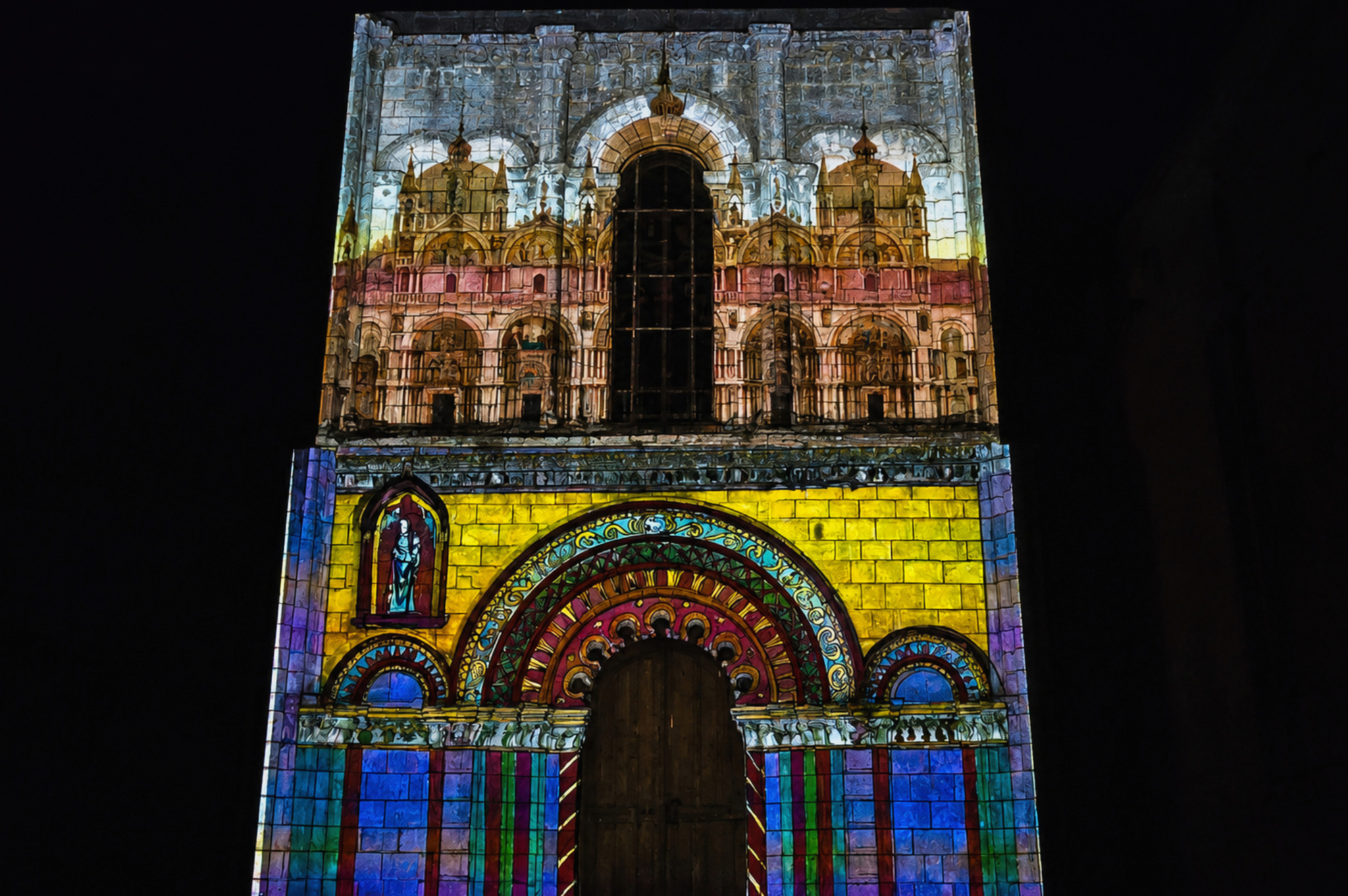 Façade de l'abbatiale illuminée dans la nuit