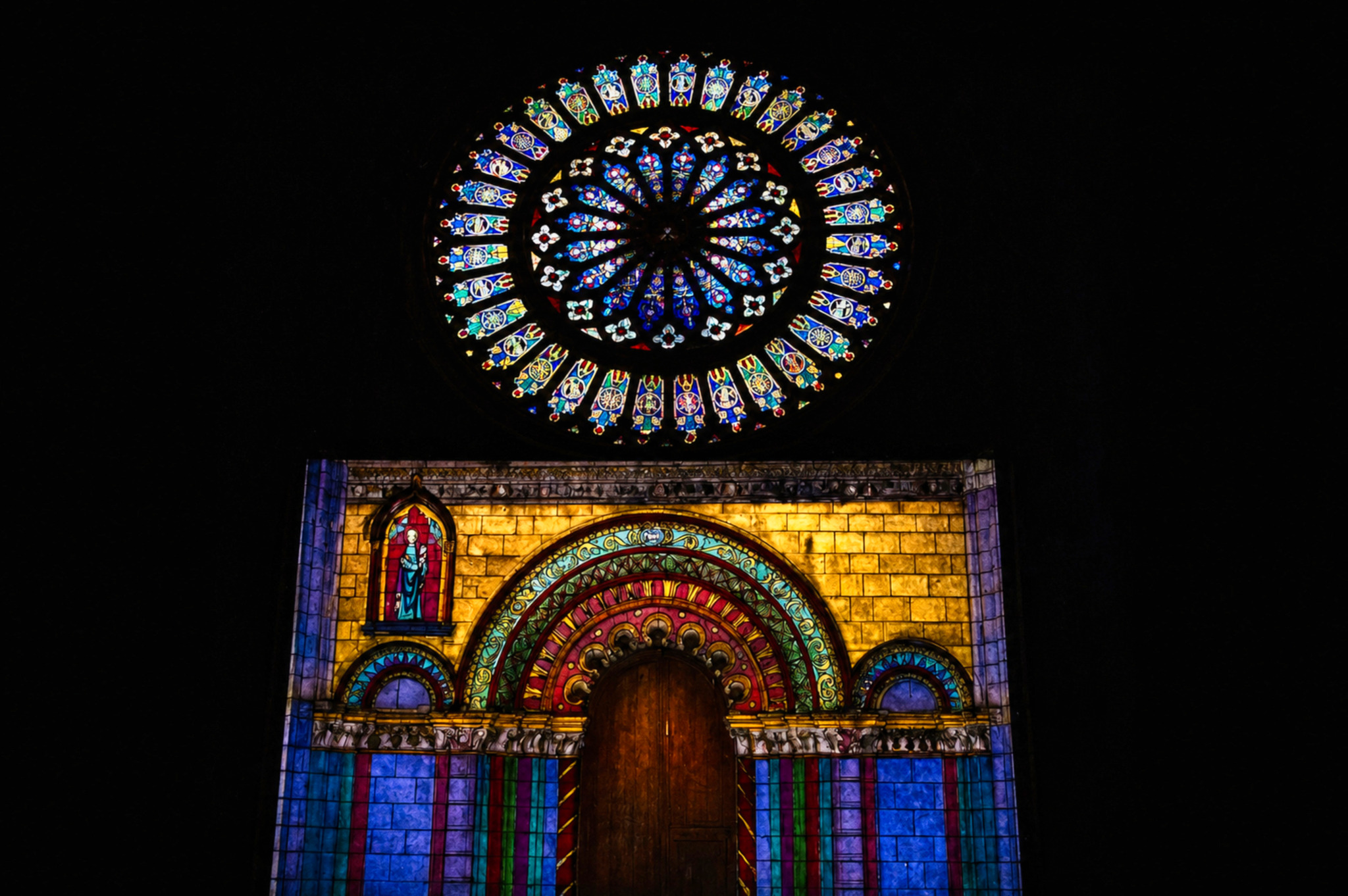 Rosace et portail de Bassac illuminés dans la nuit