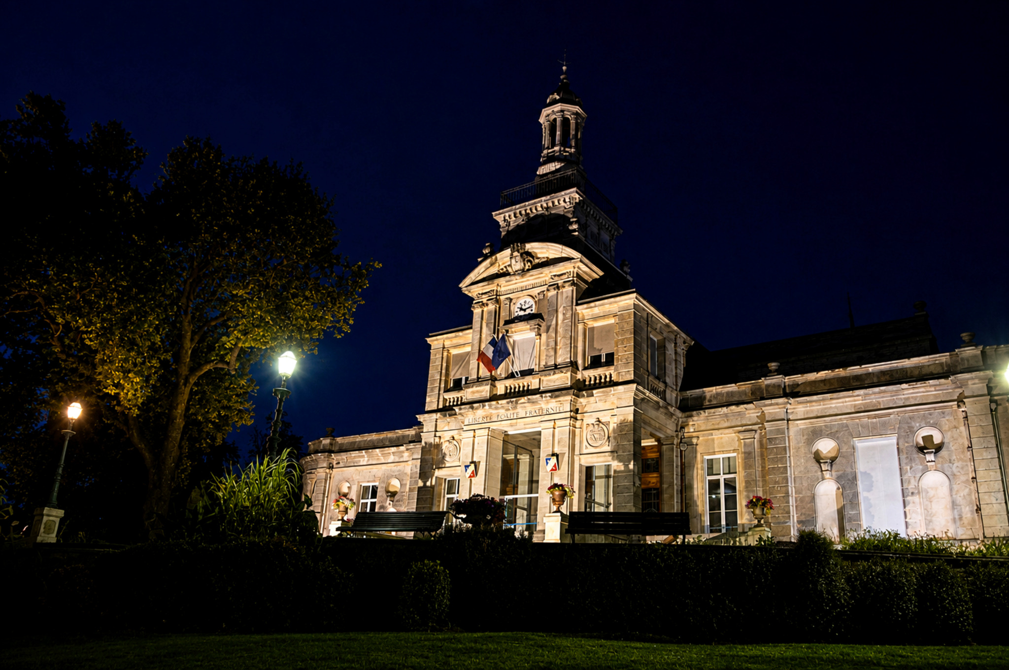 Façade de la mairie de Cognac illuminée la nuit