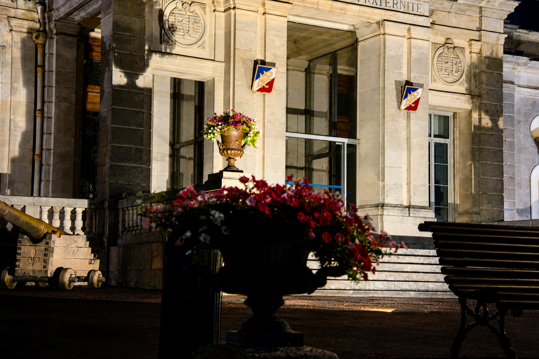 Parvis fleuri de la mairie de Cognac éclairé la nuit
