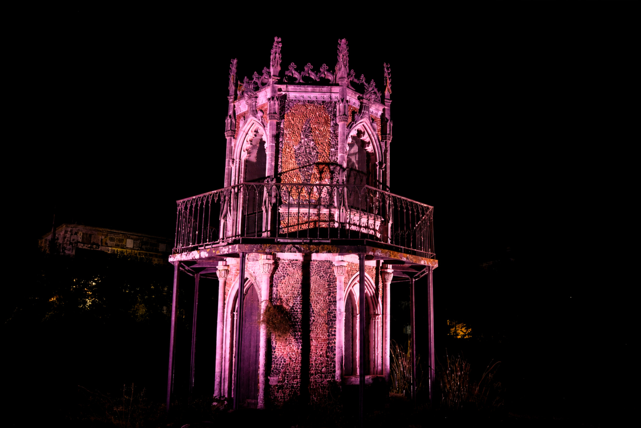 Tour gothique du jardin public de Cognac illuminée dans la nuit