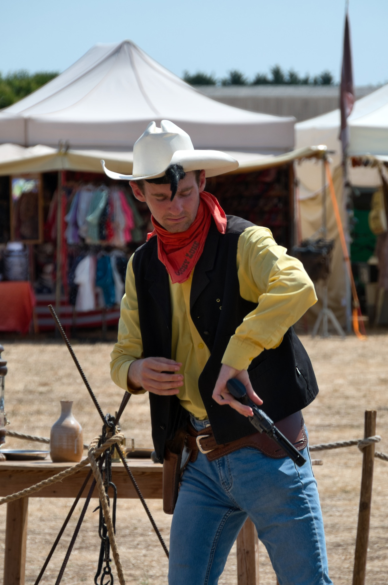 Lucky Luke manipulant son revolver au Festival Country de Paillé