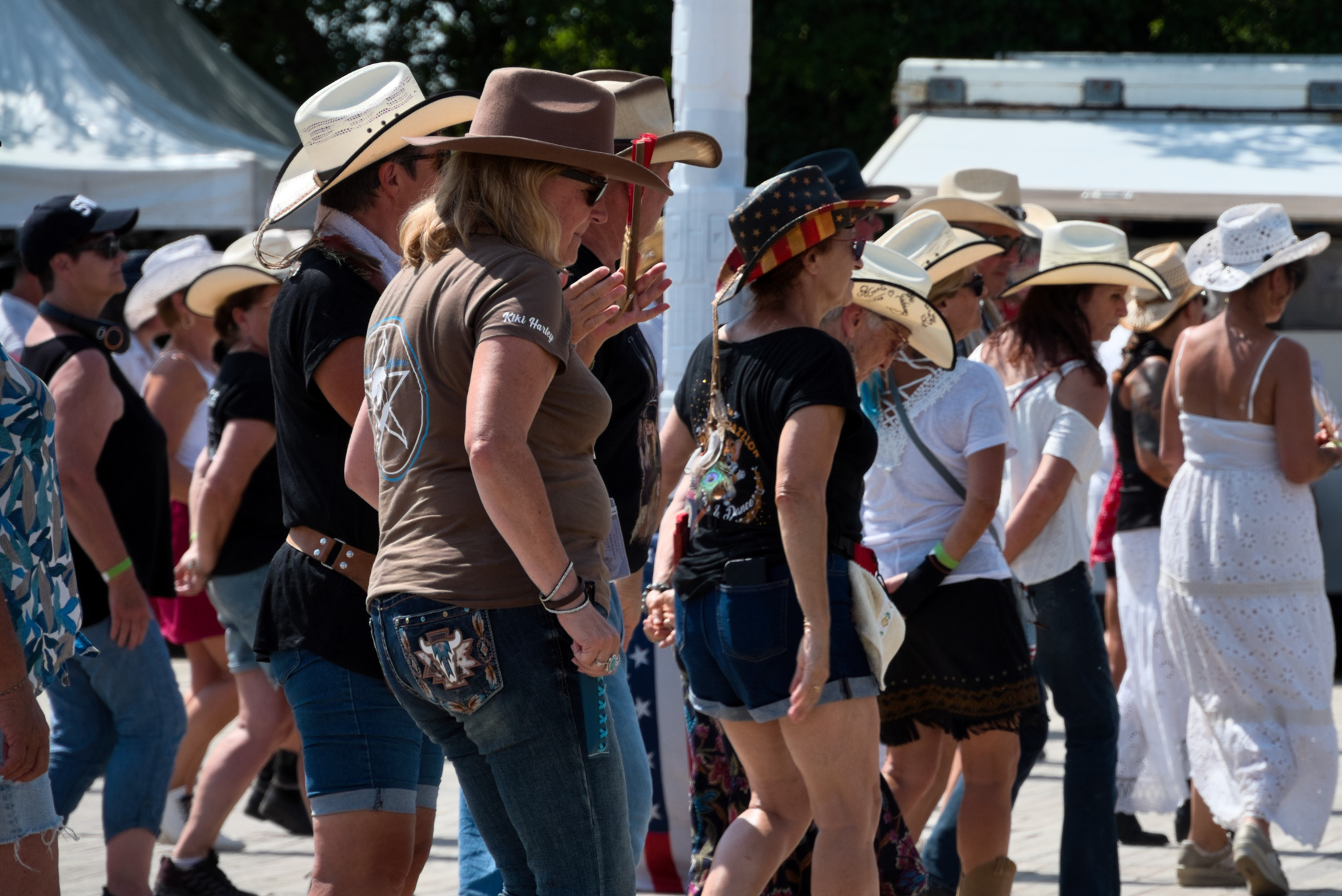 Danseurs country devant la scène du Festival de Paillé