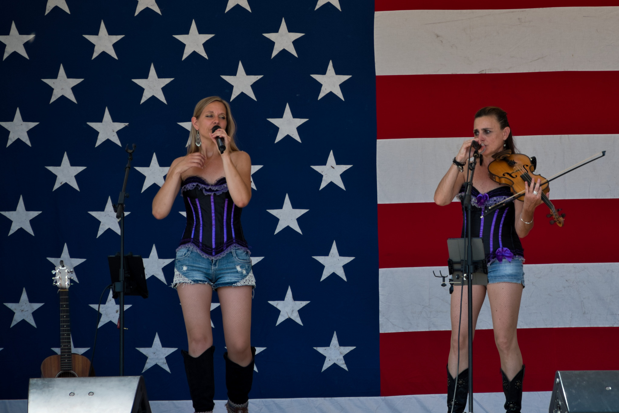 Les Wanted Ladies en concert devant un drapeau américain