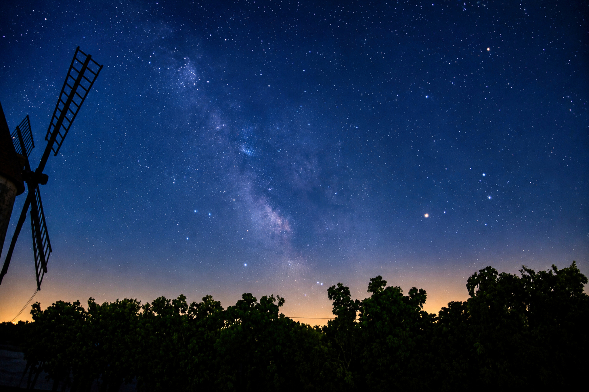 Moulin de Verrières entouré de vignes sous les étoiles