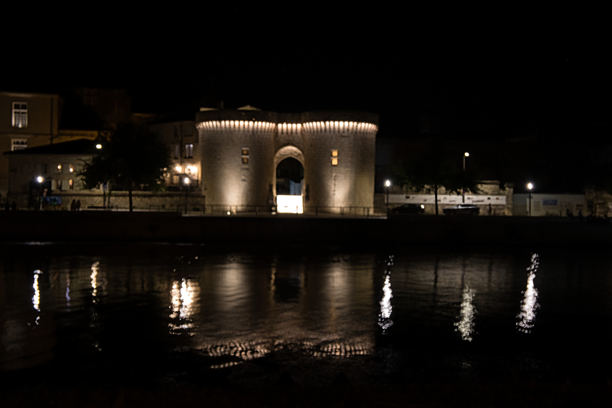 La Tour Saint-Jacques illuminée la nuit, vue depuis la Charente
