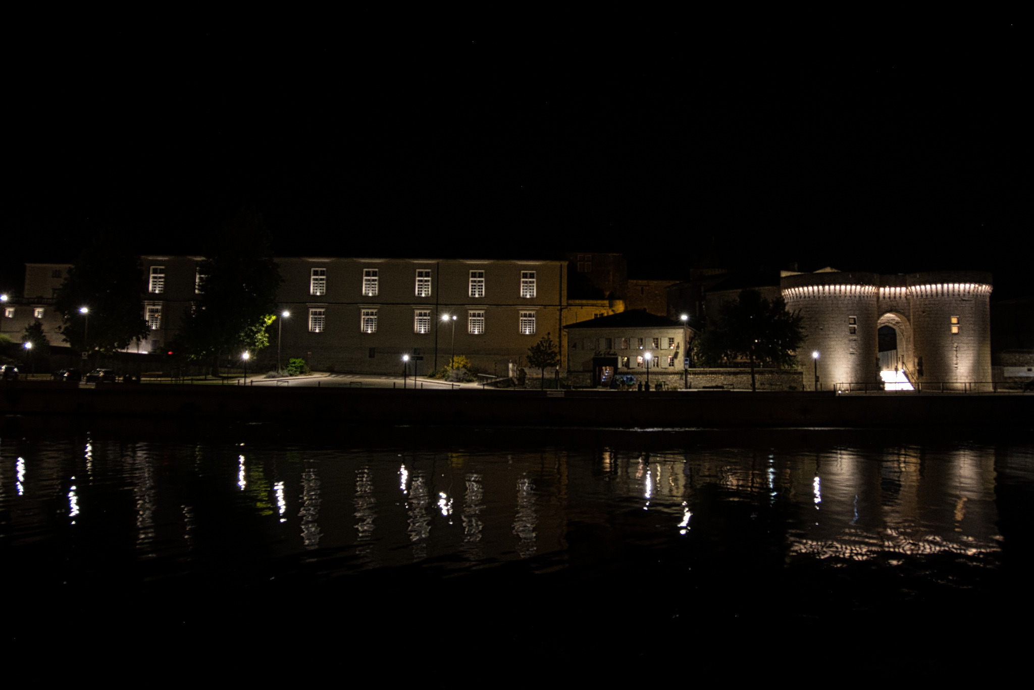 Panorama nocturne de Cognac et de la Tour Saint-Jacques au bord de l’eau