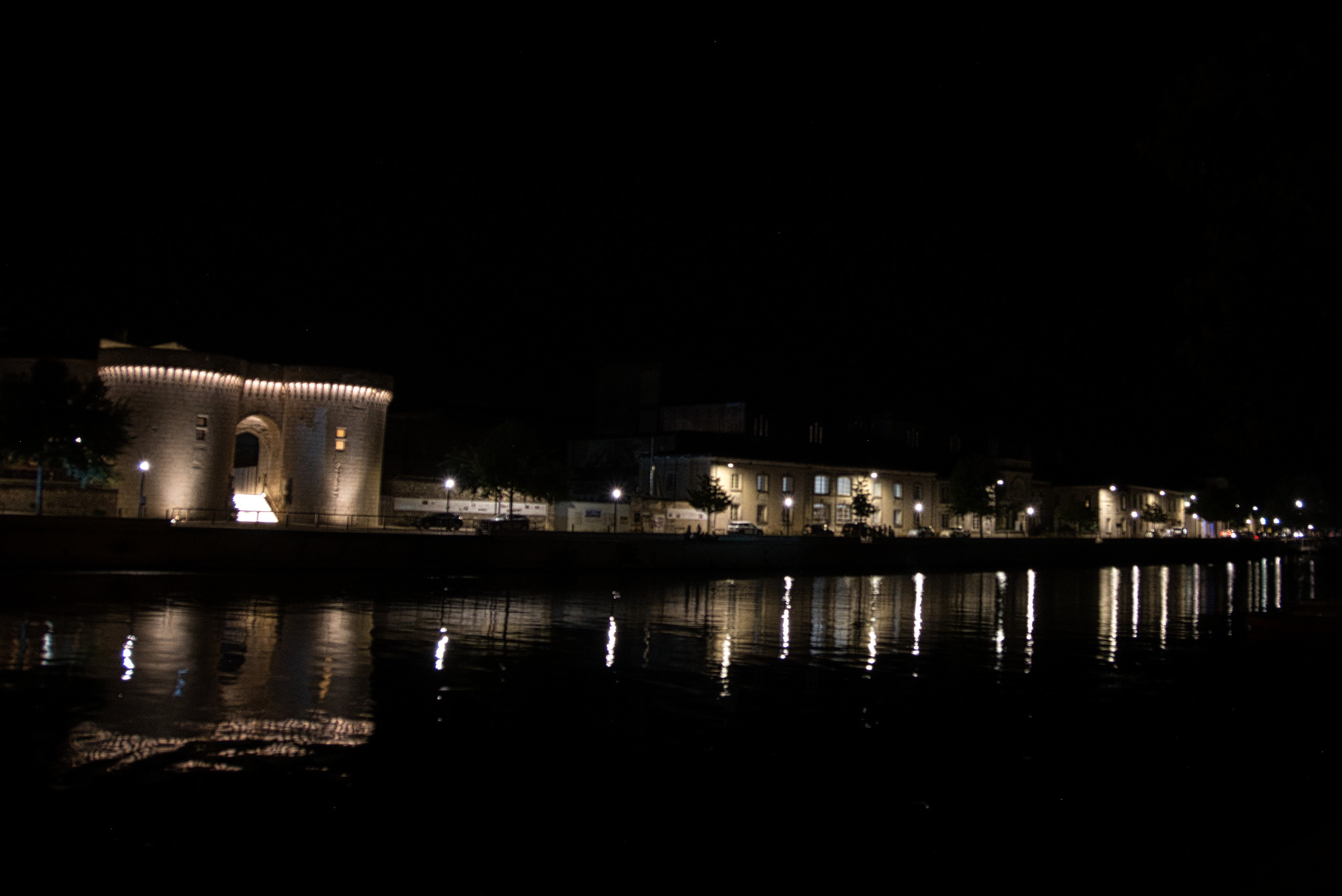 La Tour Saint-Jacques et les quais de Cognac dans la nuit