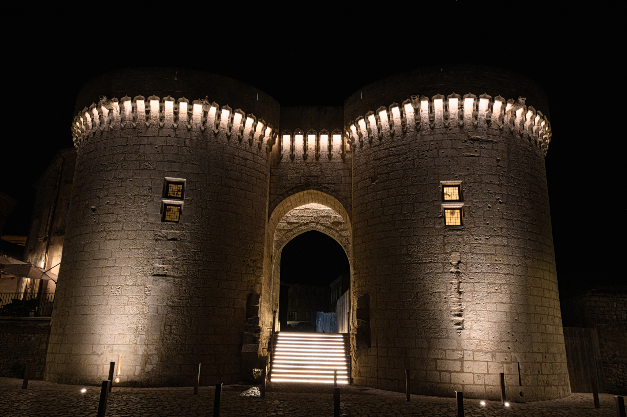 Vue rapprochée des deux tours médiévales Saint-Jacques éclairées de nuit